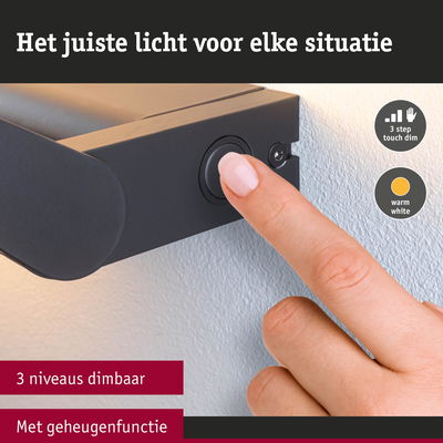 Vinger drukt op zwarte touch dimmerknop van wandlamp met warm wit licht en geheugenfunctie