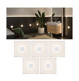 Cinq appliques murales LED carrées blanches avec centre en aluminium, idéales pour éclairage salle de bain moderne.