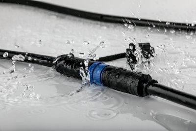 Wasserdichter schwarzer Kabelverbinder mit blauem Ring, spritzwassergeschützt für Außenbeleuchtung