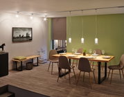 Esszimmer mit Holz-Tisch, braunen Stühlen und modernen Glas-Pendelleuchten an Schienensystem