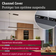Suspension LED noire dans cuisine moderne avec placards en bois et grande fenêtre