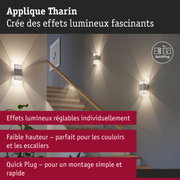 Applique murale blanche Tharin avec effets lumineux réglables dans un escalier