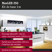 Cuisine blanche moderne avec éclairage LED sous les armoires murales et îlot sur sol en bois