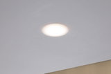 Ronde witte LED-inbouwspot aan plafond voor moderne binnenverlichting