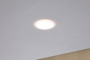 Rundes LED-Einbauleuchtmittel in Weiß an Decke, energiesparende Deckenbeleuchtung