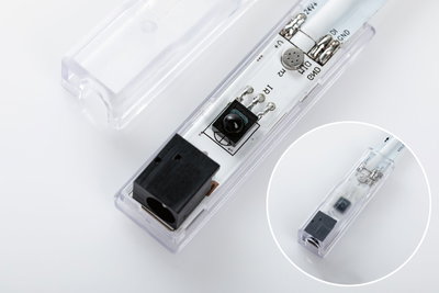 Module de contrôle LED transparent avec connecteur noir et capteur sur circuit blanc pour éclairage