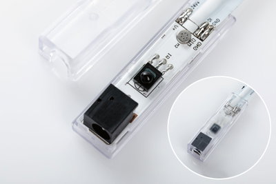 Transparenter LED-Steuerungsmodul mit schwarzem Anschluss und Sensor auf weißer Platine für Lichttechnik