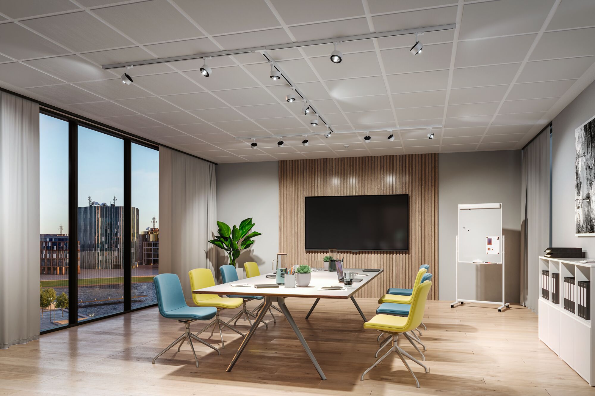 Modernes Konferenzzimmer mit Holzfußboden, bunten Stühlen und LED-Deckenstrahlern für Bürobeleuchtung