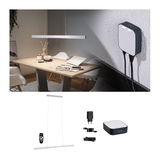 Moderne witte LED-hanglamp met afstandsbediening en besturingseenheid voor slimme verlichting.