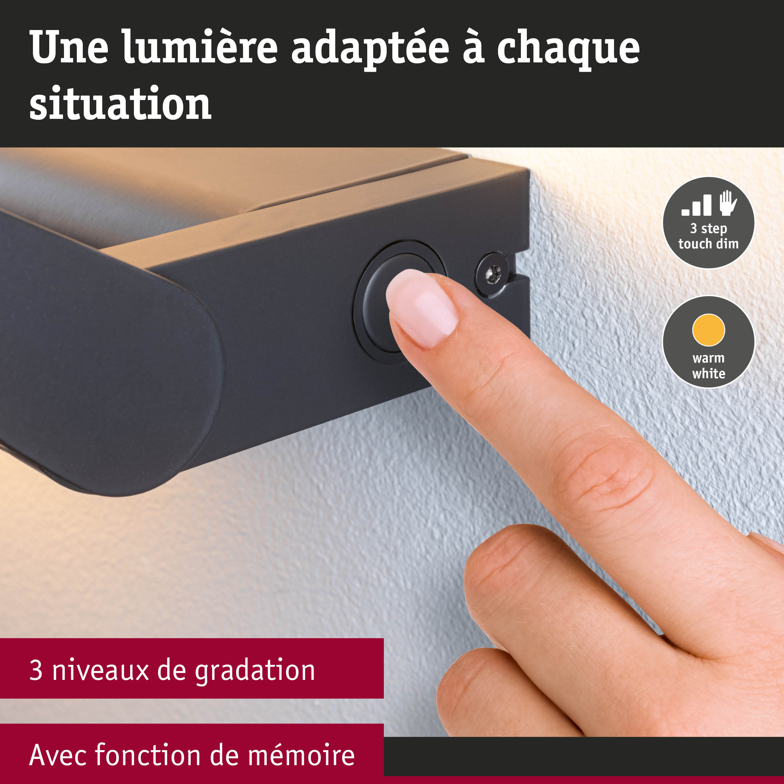 Doigt appuyant sur lampe murale LED noire avec gradation tactile 3 niveaux et lumière blanc chaud