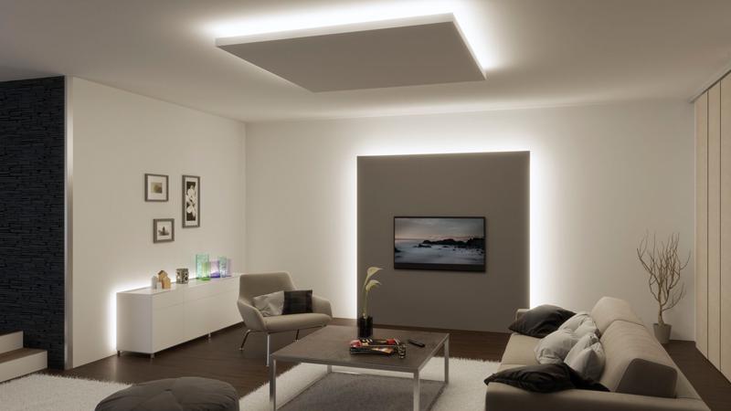 Modernes Wohnzimmer mit LED-Deckenleuchte und indirekter Wandbeleuchtung in Weiß für stimmungsvolle Raumbeleuchtung.