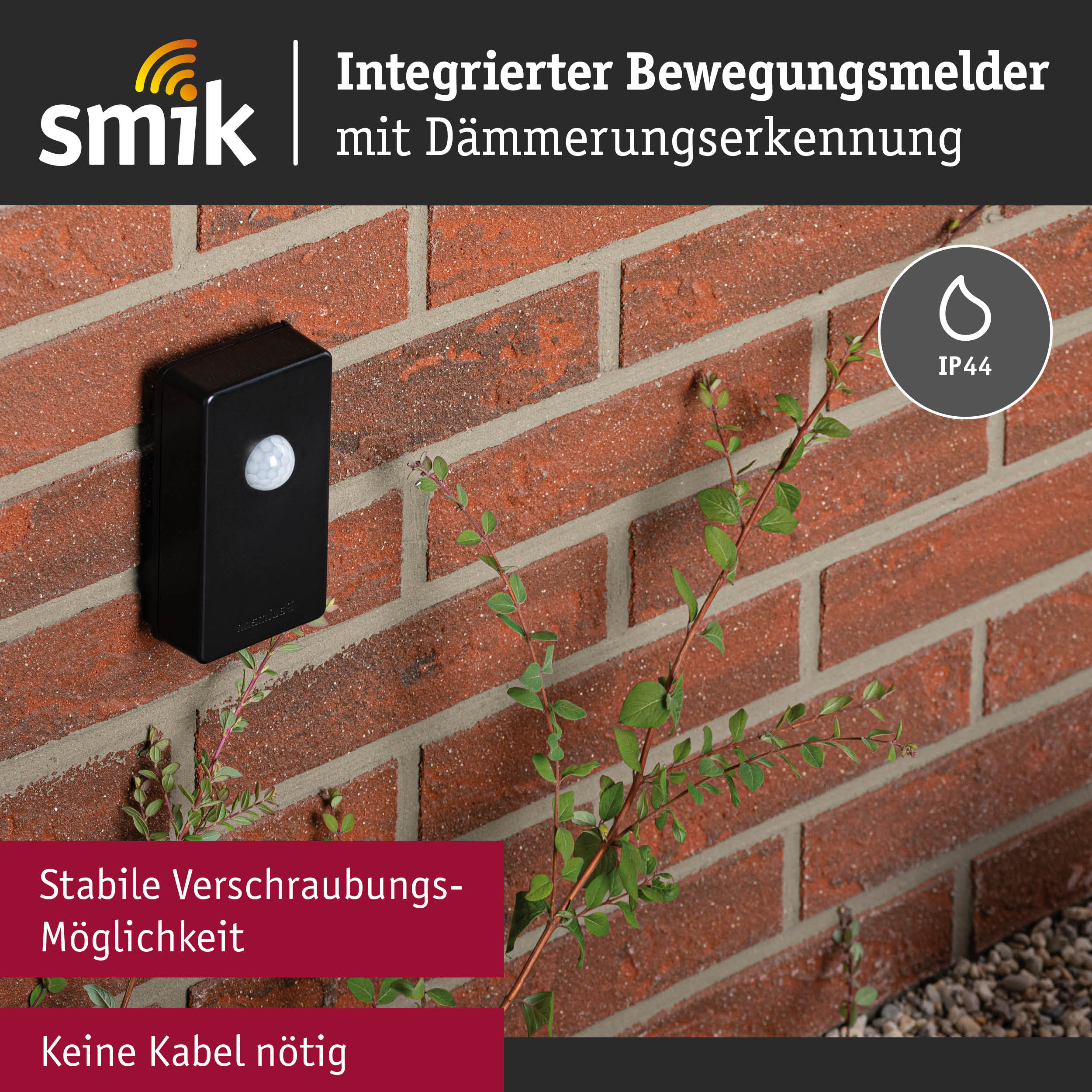 Schwarzer Bewegungsmelder mit Dämmerungserkennung an roter Backsteinwand, IP44 Schutzklasse