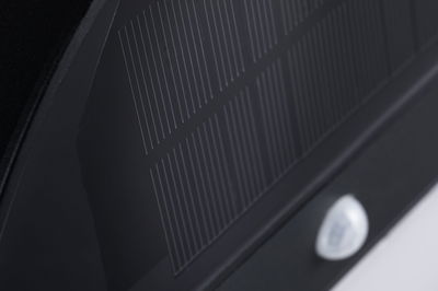 Gros plan sur une plaque de cuisson en verre céramique noire avec fines lignes blanches et panneau de commande.