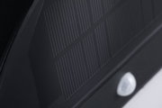 Gros plan sur un panneau LED noir avec lignes fines et cadre mat pour éclairage moderne