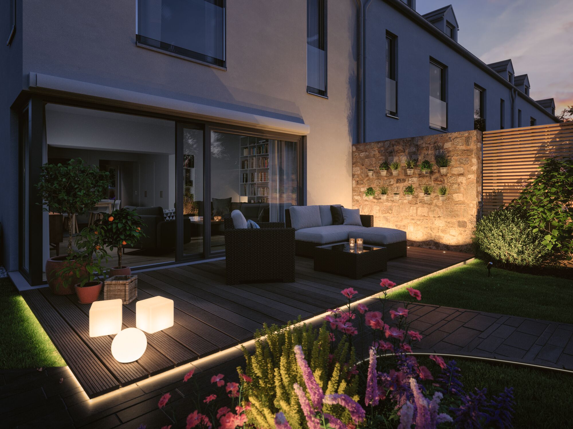 Moderne Terrasse mit LED-Bodenbeleuchtung und drei weißen Leuchtwürfeln aus Kunststoff für Garten und Outdoor.