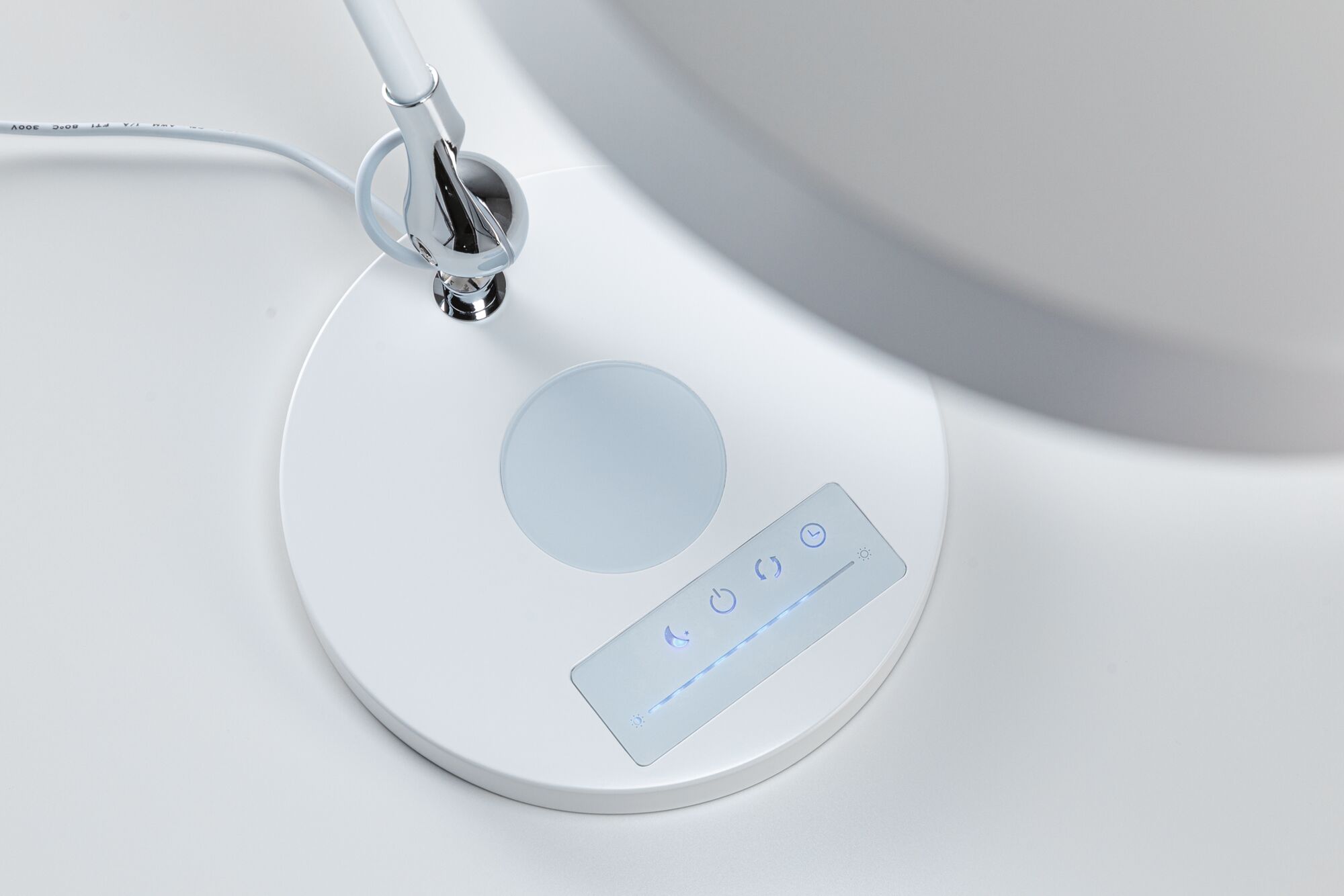 Weißer Lampenfuß mit Touch-Bedienfeld und blauer LED-Anzeige für dimmbares Licht und Timer