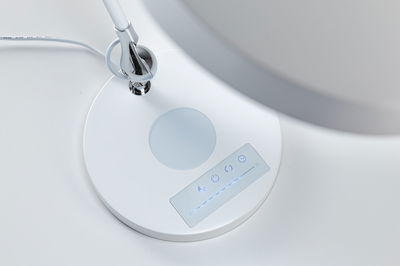 Weißer Lampenfuß mit Touch-Bedienfeld und blauer LED-Anzeige für dimmbares Licht und Timer