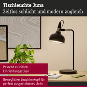 Schwarze Tischleuchte Juna mit beweglichem Leuchtenkopf für gezieltes Licht im modernen Arbeitszimmer