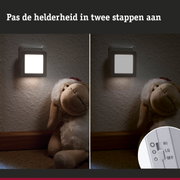 Wit LED-nachtlampje met twee helderheidsstanden aan muur en knuffel in kinderkamer