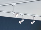 Drei weiße LED-Strahler aus Metall an Schienensystem vor dunkelblauer Wand für Akzentbeleuchtung