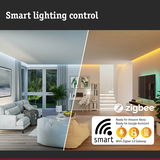 Modernes Wohnzimmer mit smarter Zigbee-Beleuchtung und Sprachsteuerung für Alexa und Google Assistant