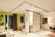 Modernes Wohnzimmer mit weißem Deckenschienensystem und verstellbaren LED-Strahlern für flexible Beleuchtung