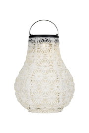 Witte decoratieve metalen lantaarn met patroon en handvat, geschikt voor sfeerverlichting.