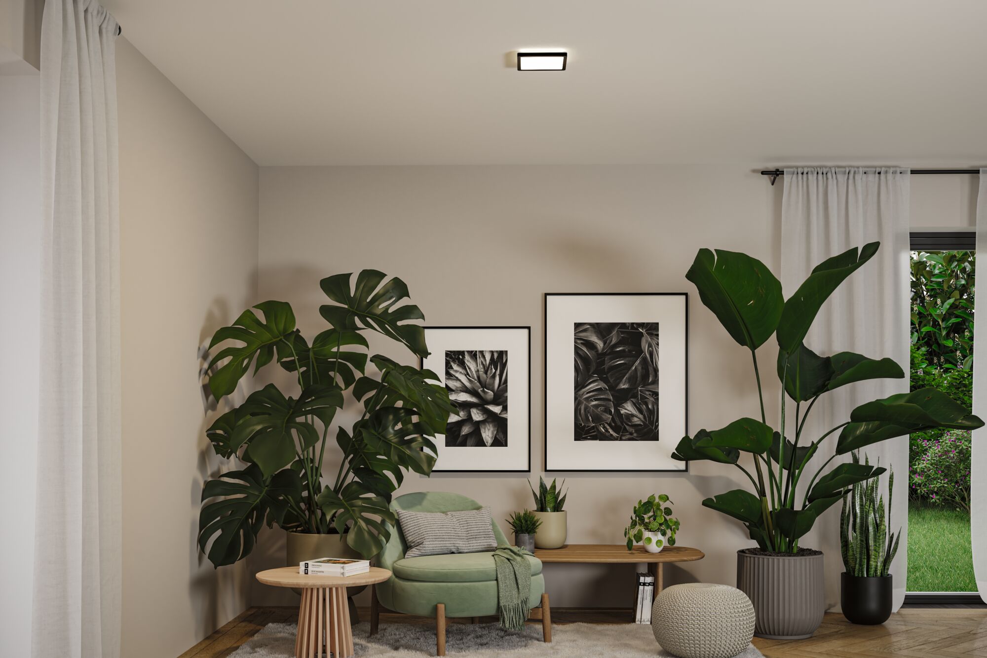 Salon moderne avec fauteuil vert, grandes plantes d’intérieur et plafonnier carré blanc.