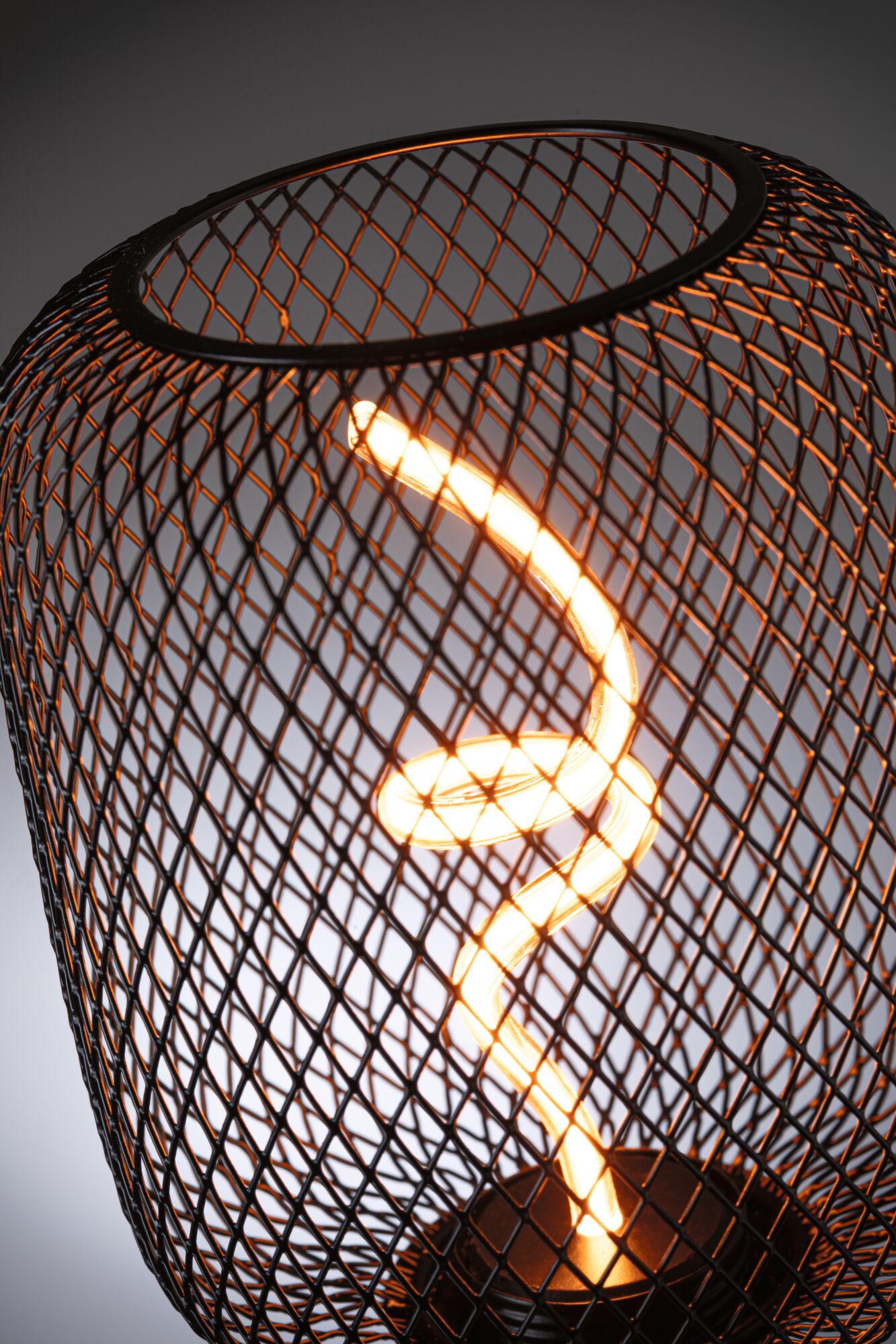 Lampe de table moderne avec grille métallique noire et lumière LED en spirale pour un éclairage élégant