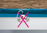 Einbauleuchte mit rotem Kreuz markiert, Installation in Decke mit Dämmmaterial und blauer Folie nicht erlaubt