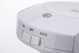 Weißer Kunststoff-Schalter mit den Einstellungen Ein, Aus und Auto für elektronische Geräte.