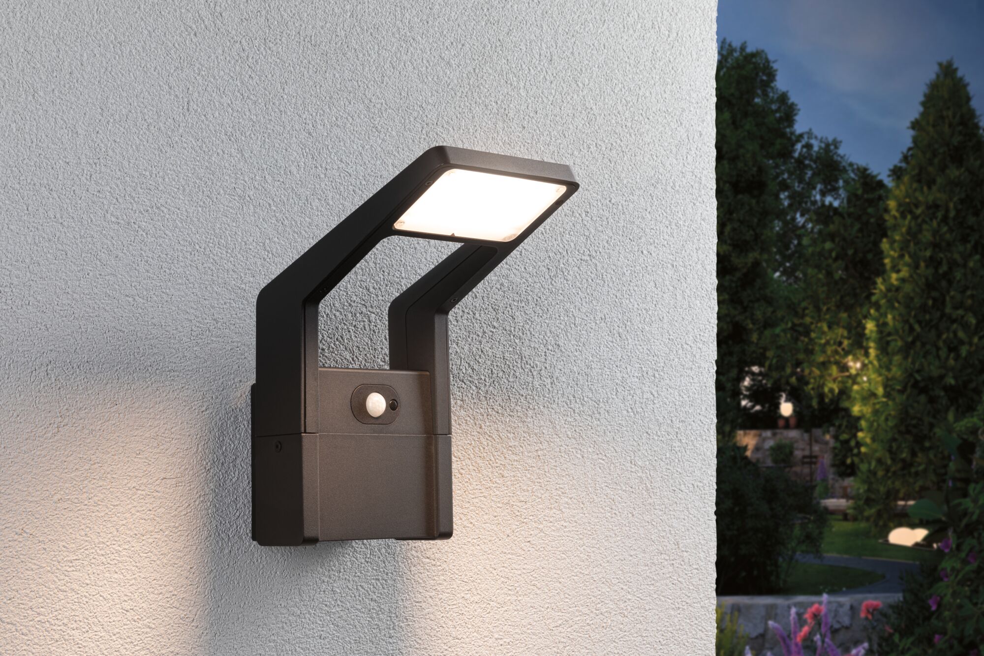 Sort LED-udendørs væglampe med bevægelsessensor på hvid væg, havebelysning ved skumring