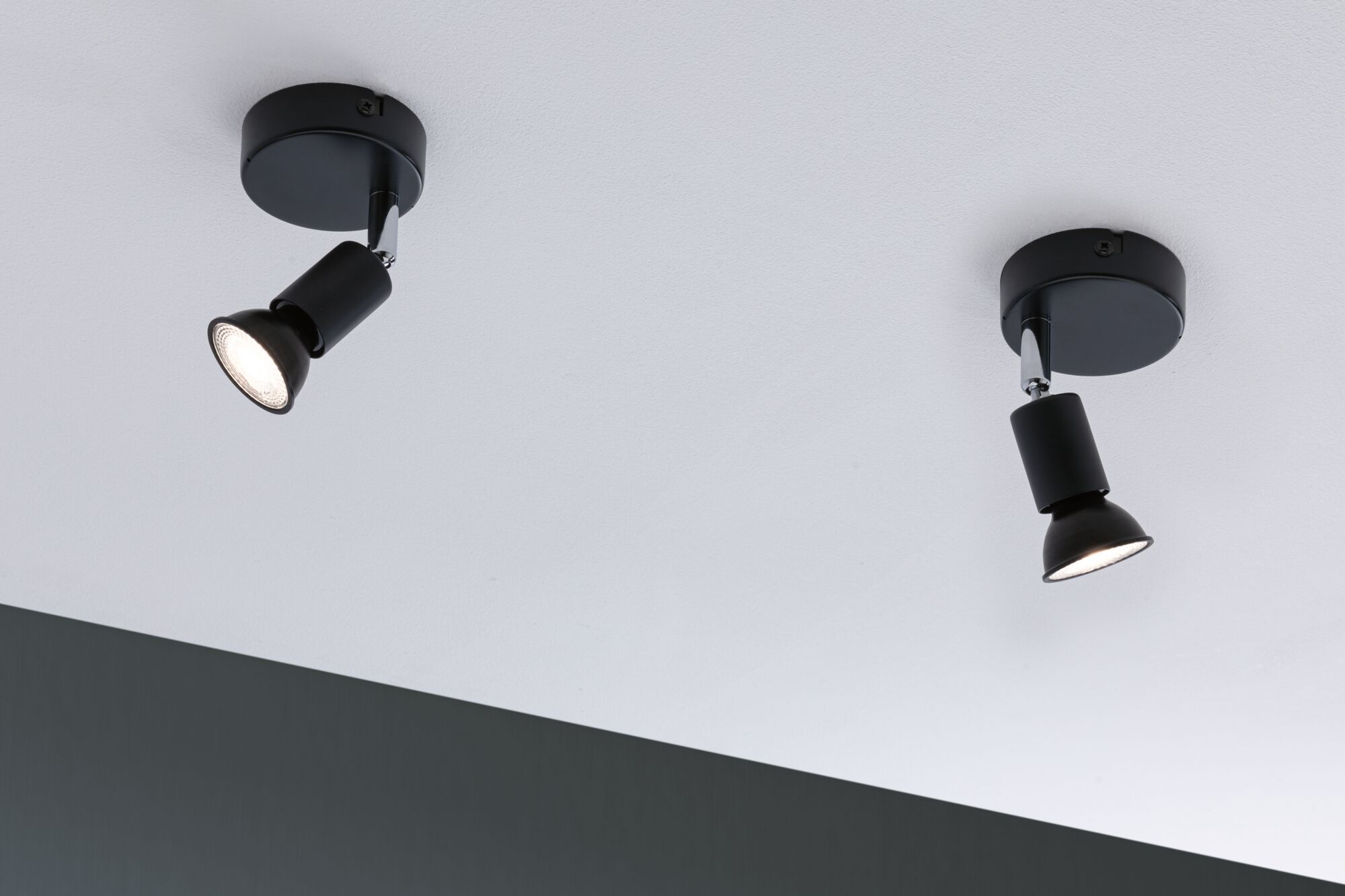 Twee zwarte metalen LED-plafondspots met verstelbare kop voor gerichte verlichting.
