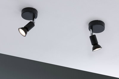 Zwei schwarze LED-Deckenstrahler aus Metall mit verstellbarem Kopf für gezielte Beleuchtung im Raum.