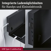 Schwarze Wandhalterung mit integriertem USB Type-C Ladeanschluss für Handys und Kleingeräte