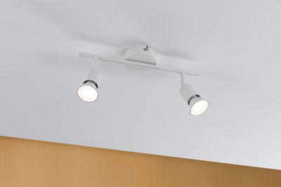 Moderne hvid metal loftspot med to justerbare LED-lys til opholdsrum.
