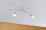 Spot de plafond moderne blanc en métal avec deux lampes LED réglables pour espaces de vie.