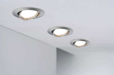 Drei schwenkbare Einbaustrahler aus gebürstetem Aluminium in Decke montiert für moderne Raumbeleuchtung