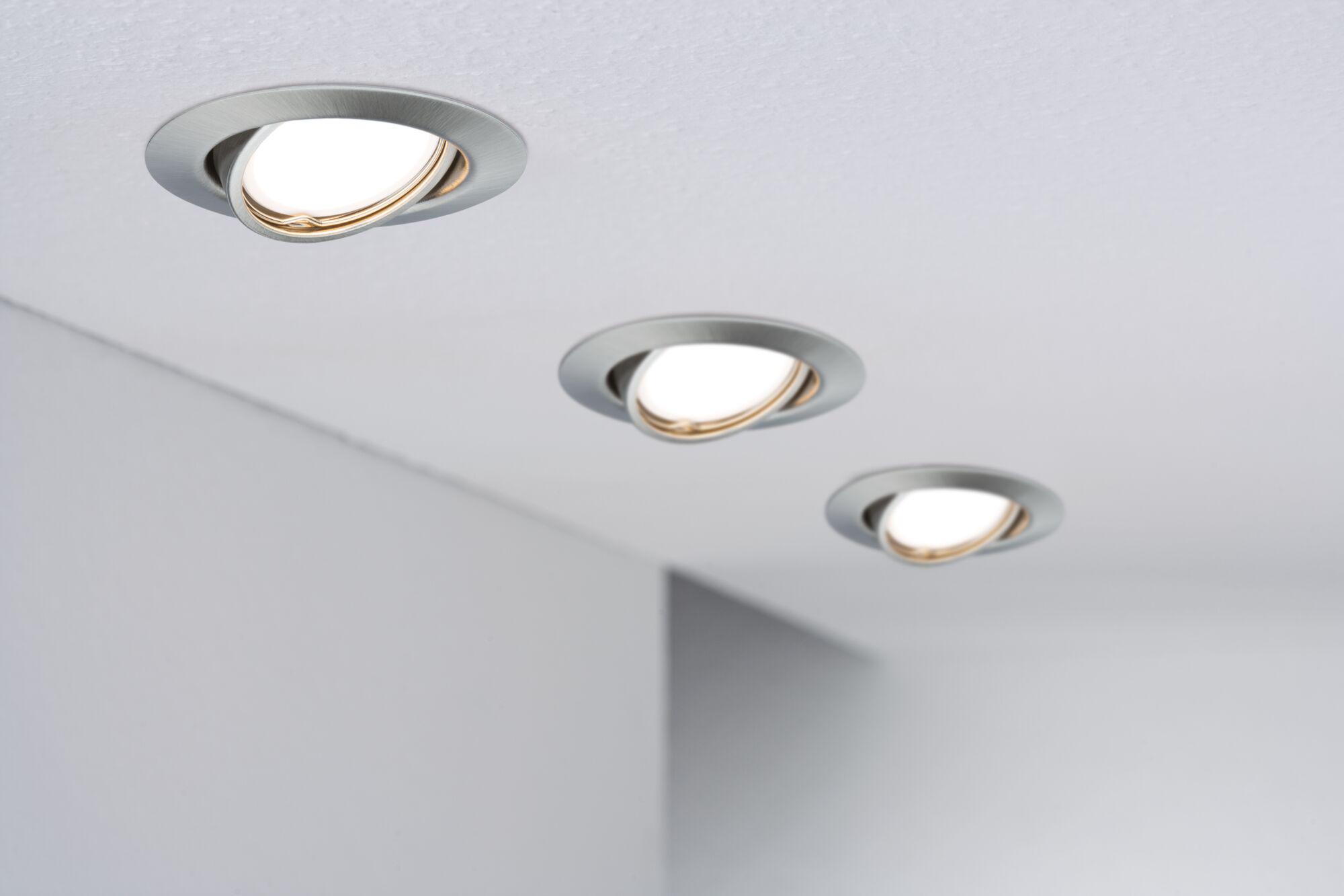 Trois spots encastrés orientables en aluminium brossé intégrés au plafond pour éclairage intérieur