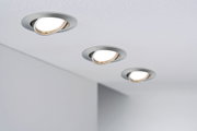 Drie verstelbare inbouwspots van geborsteld aluminium in plafond voor binnenverlichting