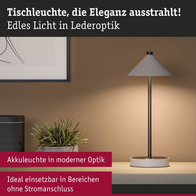 Moderne Akku-Tischleuchte in Lederoptik mit grauem Schirm und schwarzem Stab für stromlose Bereiche