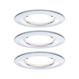 Trois spots encastrés ronds en chrome avec lumière LED blanc chaud pour éclairage intérieur moderne