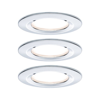 Trois spots encastrés ronds en chrome avec lumière LED blanc chaud pour éclairage intérieur moderne