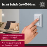 Interrupteur mural intelligent blanc avec fonction dimmable et contrôle Zigbee sur mur gris