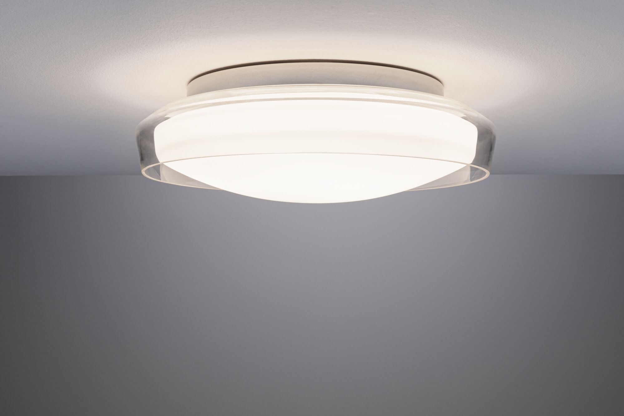 Ronde plafondlamp van wit en helder glas met warmwit LED-licht voor woonruimtes