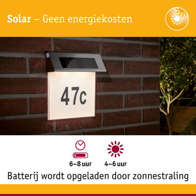 Zonne-energie huisnummerlamp van metaal met wit paneel en zwart nummer 47c voor energiebesparing