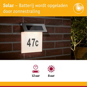 Zonne-energie huisnummerlamp van roestvrij staal met wit paneel en zwart nummer 47c