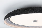 Runde Deckenleuchte mit schwarzem Filzrand und weißem Diffusor für modernes Wohnambiente.