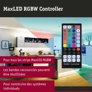 Télécommande MaxLED RGBW pour contrôle des bandes LED avec boutons colorés dans un salon moderne