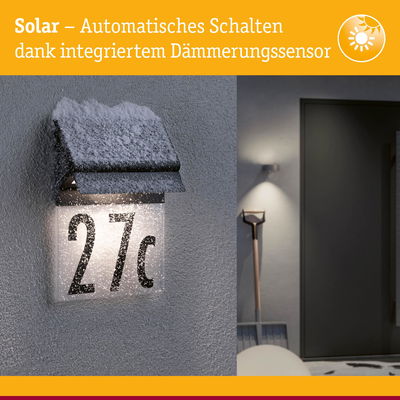 Solar beleuchtete Hausnummer 27c mit integriertem Dämmerungssensor und Schneebedeckung an grauer Wand